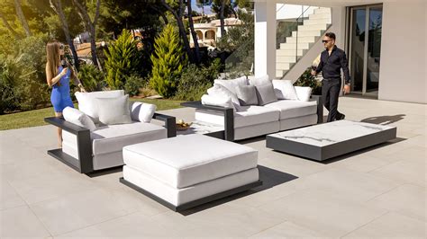 Mobilier de jardin en matériaux composites effet béton