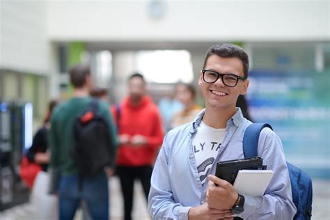 Image d'un groupe d'étudiants en BTS MCO interagissant avec un professionnel