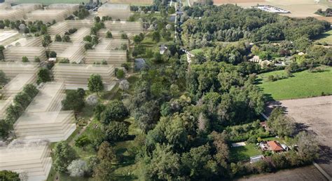 Le centre de Geoff et Nadia, un oasis de verdure au milieu de la poussière. En avant plan, le sol tel qu’il était lorsque le projet a débuté.