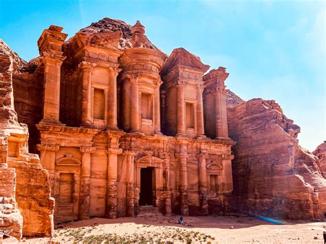 Le canyon de Pétra d'environ 1,5 kilomètre de long et jusqu’à 200 mètres de profondeur