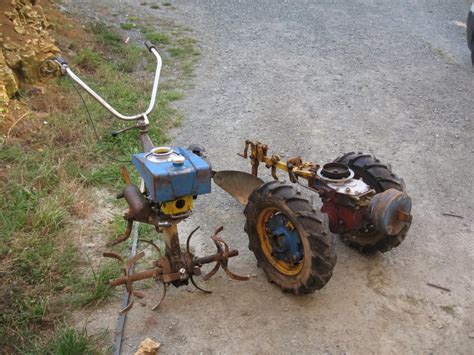 Motobineuse ancienne en cours d'entretien