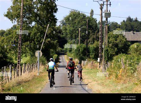 Cyclistes sur une route de campagne près d'Issoudun