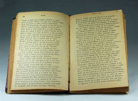 un vieux livre ouvert montrant des définitions anciennes, pour illustrer l'évolution linguistique