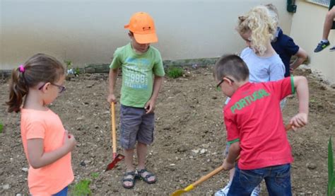 enfants jardinant en maternelle