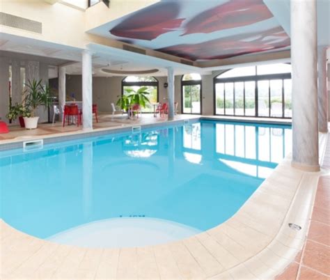 Piscine intérieure de l'espace bien-être du Domaine des Chevaliers de Malte