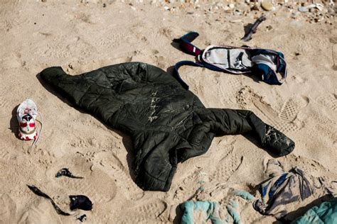 Vêtements laissés sur une plage déserte la nuit