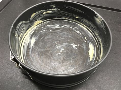 Moule à gâteau beurré et fariné