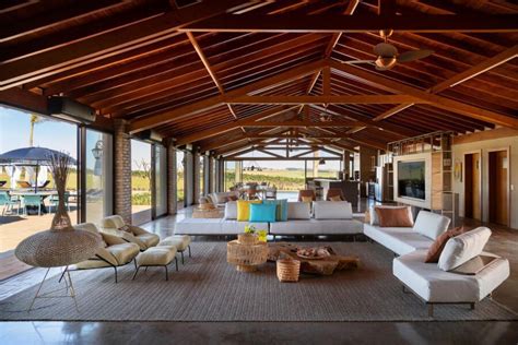 Intérieur d'une fazenda historique restaurée pour le tourisme