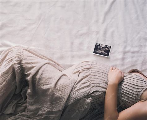 Femme enceinte se préparant à l'accouchement