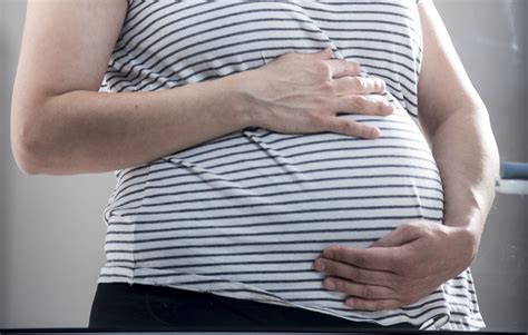 Séance d'acupuncture sur une femme enceinte
