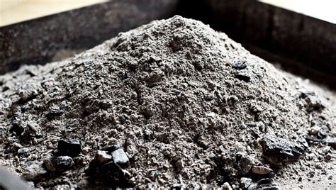 Application de cendre de bois tamisée au sol