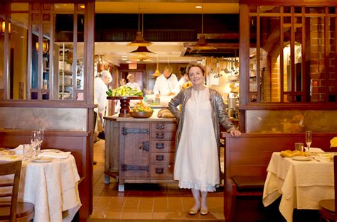 Alice Waters devant son restaurant Chez Panisse à Berkeley en Californie