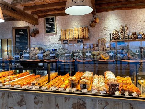 Intérieur chaleureux d'une boulangerie Feuillette