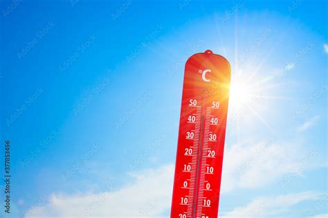 Thermomètre affichant une forte chaleur