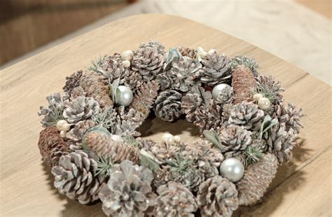 Couronne de lierre avec baies et pommes de pin