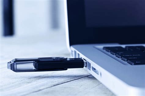 Illustration d'une clé USB connectée à un ordinateur portable