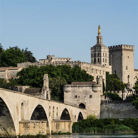 Le Jardin des Doms surplombant le Rhône avec le Palais des Papes et le Pont d'Avignon