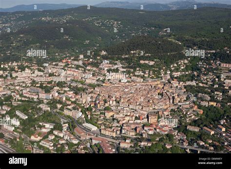 Vue aérienne de Grasse et de ses collines parfumées