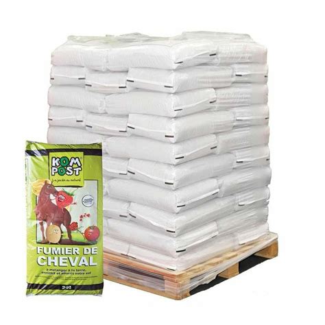 Sacs de fumier en granulés sur une palette