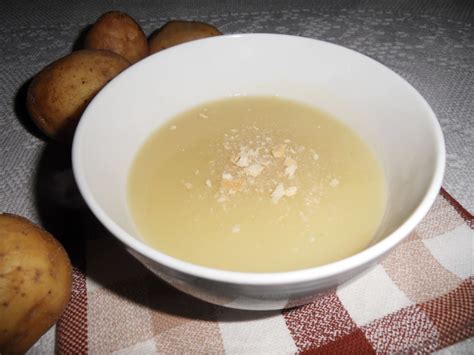 Bol de potage aux pommes de terre et laitue garni d'herbes fraîches