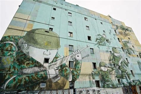 Fresque de Blu dénonçant le capitalisme