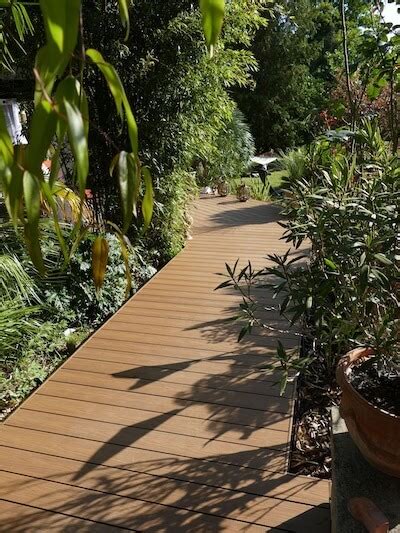Allée de jardin en bois composite