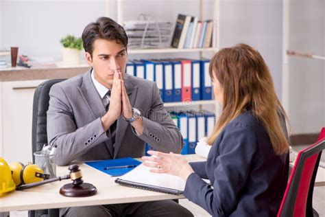 Illustration d'un avocat conseillant un client