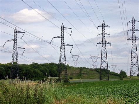 Pylône électrique avec lignes à haute tension