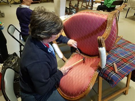 Atelier d'artisanat traditionnel spécialisé dans la restauration de sièges en rotin et paille