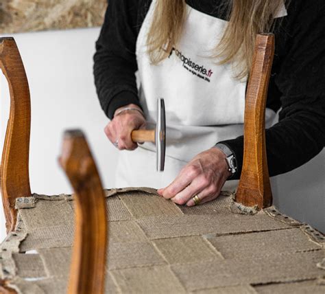 Schéma explicatif des différentes étapes de la réfection d'un fauteuil ancien (garnissage et tapisserie)