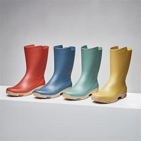 Une femme portant des bottes de pluie colorées dans un jardin
