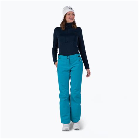 Une femme portant des après-skis à fourrure avec un pantalon de ski