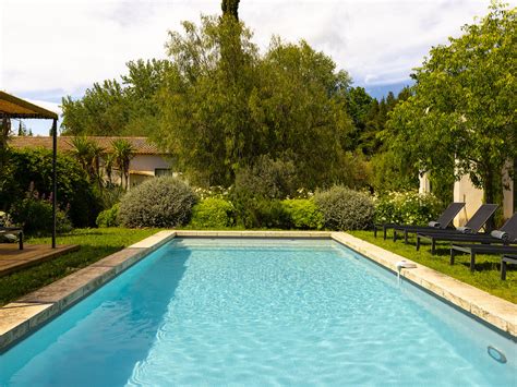Vue panoramique du Mas du Figuier entouré de jardins provençaux