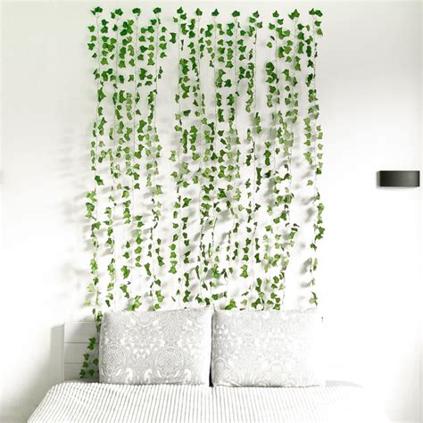 Rideau panoramique imprimé avec des feuilles de lierre réalistes dans un intérieur de style scandinave