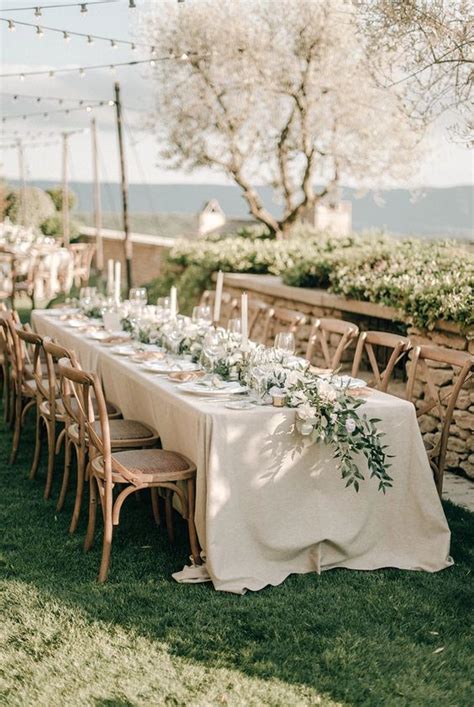 table de mariage champêtre avec décorations en coton et graminées