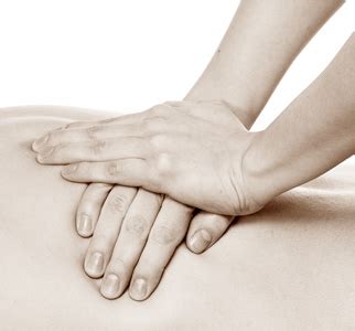 Mains d'un ostéopathe effectuant une manipulation douce