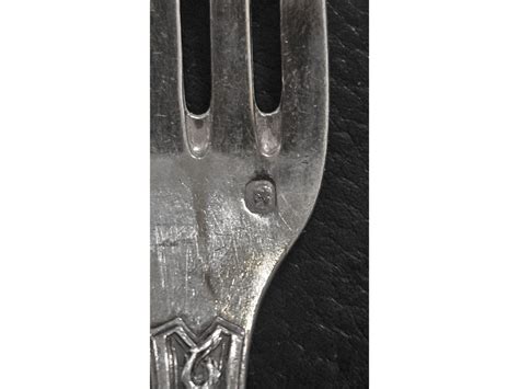 Détail d'un poinçon à la Minerve sur un manche de couvert en argent