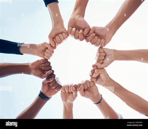 Des mains se tenant, symbolisant le soutien et la connexion