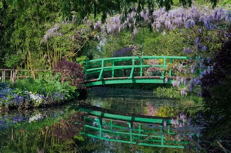Le jardin d'eau de Giverny avec le pont japonais et les nymphéas