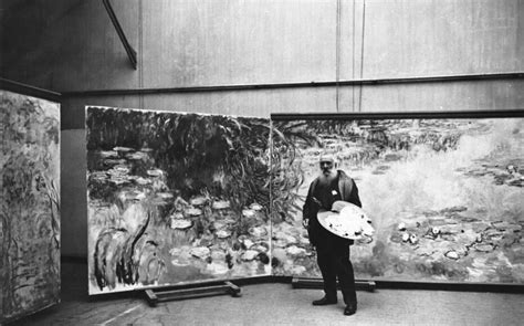 Claude Monet dans son atelier à Giverny, devant les Nymphéas