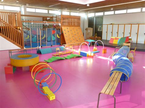 Illustration d'un parcours de motricité en milieu scolaire avec divers ateliers