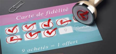 un client présentant sa carte de fidélité à la caisse