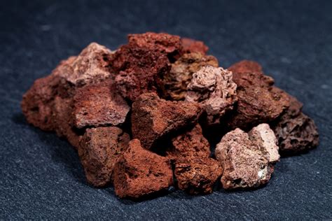 Illustration de la pouzzolane, une roche volcanique poreuse aux teintes variées