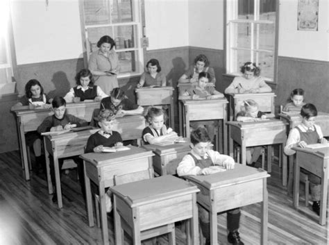 Ancienne photo de l'école ou d'ateliers d'artisans