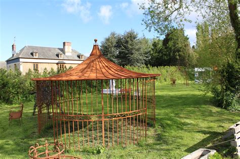 Gloriette en fer forgé avec un rosier grimpant