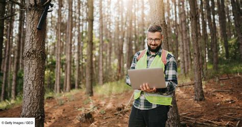Garde forestier utilisant une carte et un GPS