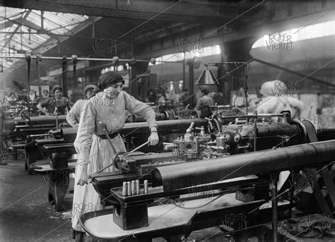 Femmes distillant clandestinement en période de guerre