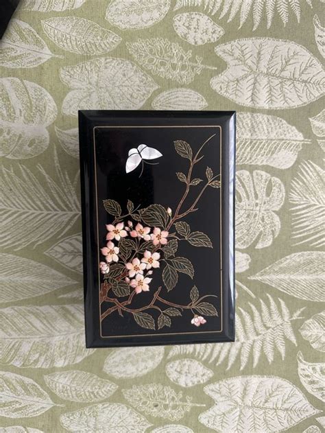 Boîte à bijoux laquée avec motif de fleurs de cerisier