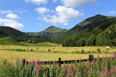 Paysage rural typique de la région Auvergne-Rhône-Alpes