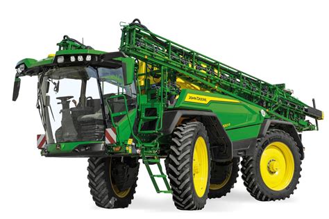 Vue d'ensemble d'un pulvérisateur automoteur John Deere en plein champ